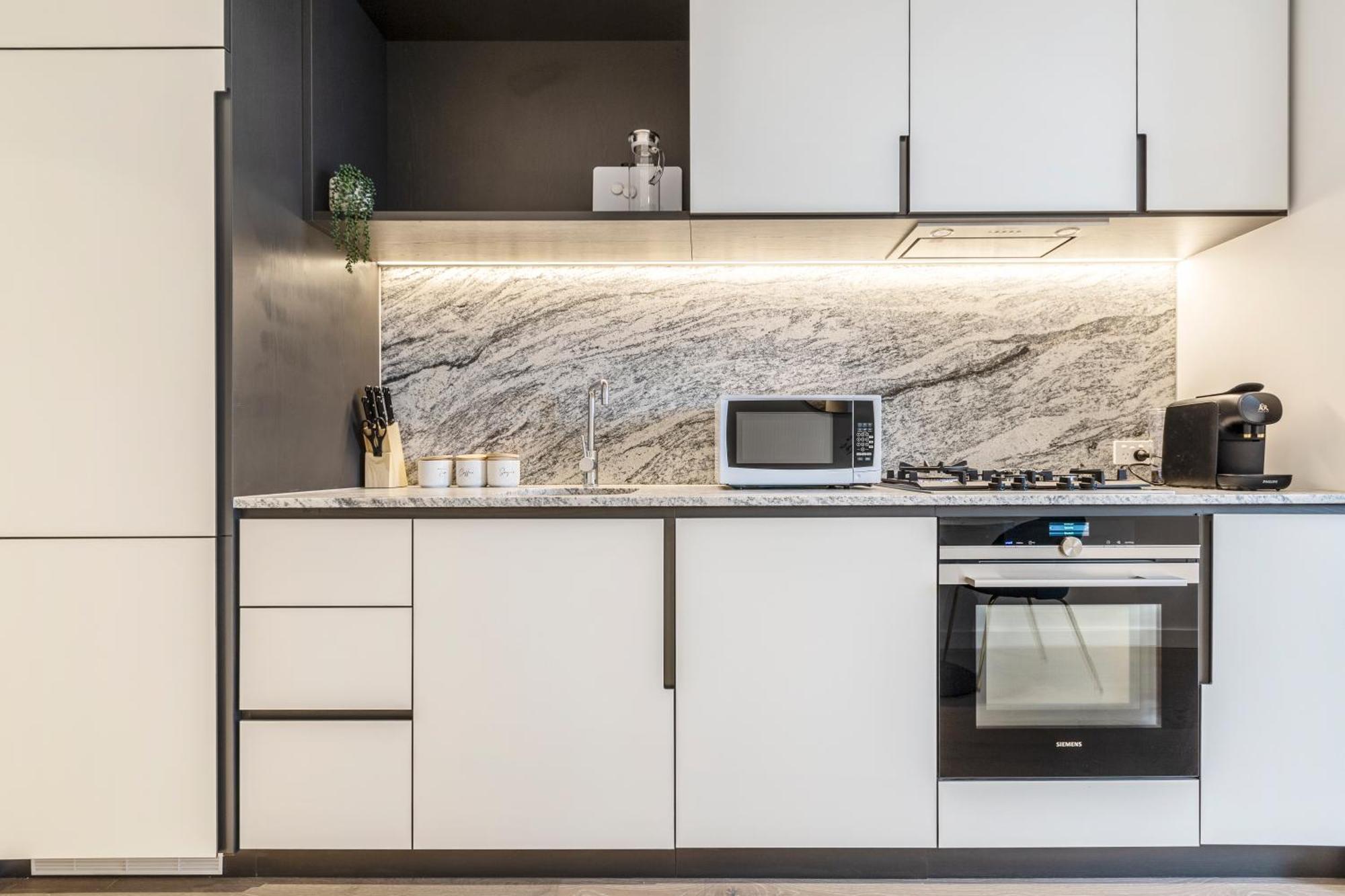Stylish In West Side Place Location! Apartment
