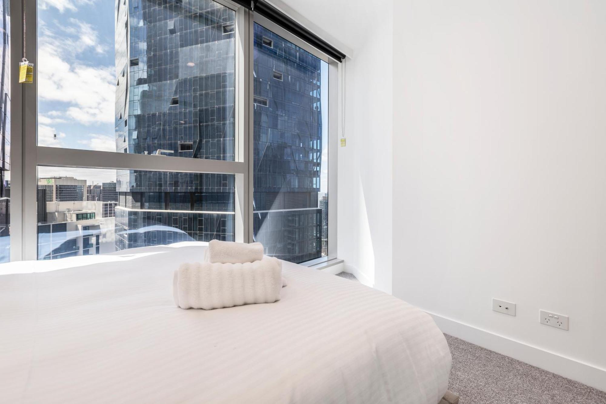 Stylish In West Side Place Location! Apartment *